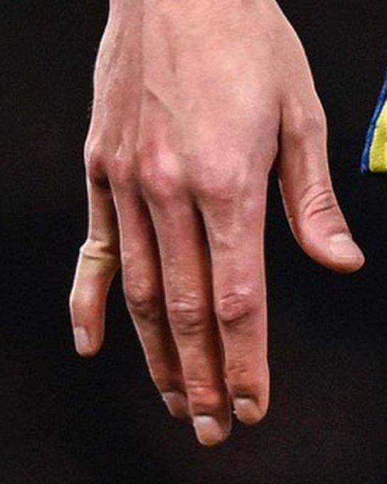 1641419226676075228.jpg FIXhoXwX0AYObAZ (1).jpg