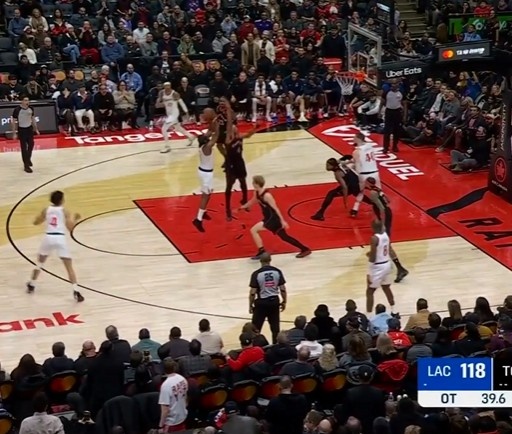 半岛体育APP-登哥硬！哈登单打斯科蒂·巴恩斯 变向突破撤步关键中投领先3分！