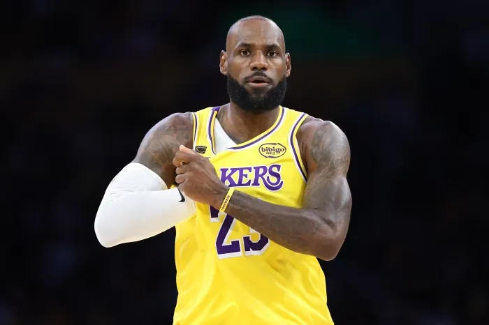 半岛体育-詹姆斯连续144场季后赛得分上双，NBA历史第五长纪录
